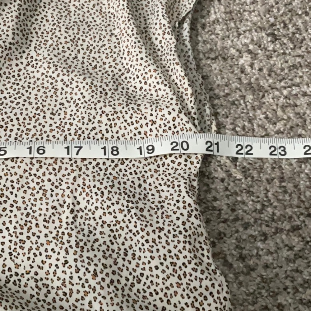Banana Republic sleeveless blouse medium animal print cheetah button front - Picture 15 of 15